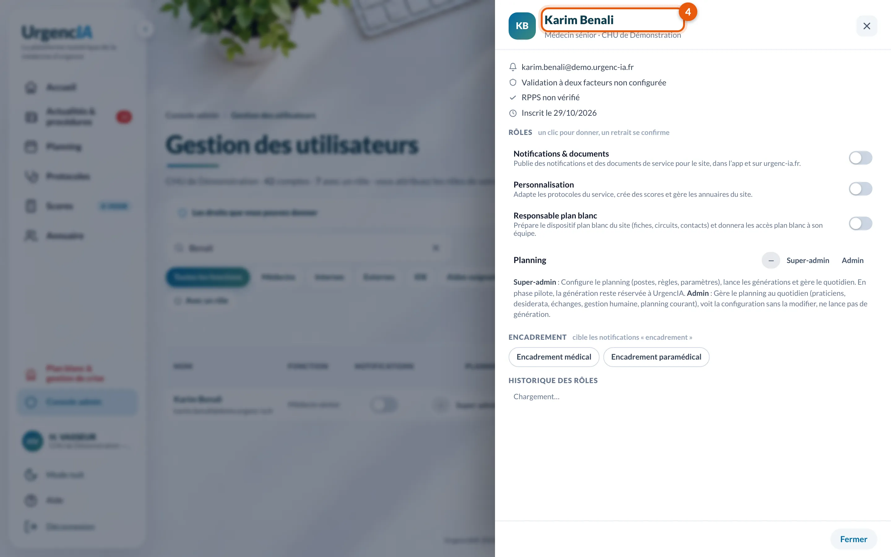 La fiche d'un membre ouverte à droite de la liste